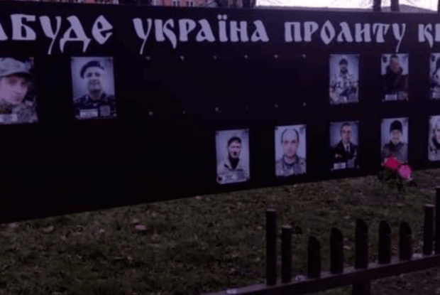 В «Європейській Солідарності» закликали правоохоронців притягнути до відповідальності вандалів, які спаплюжили меморіал героям АТО (Фото)