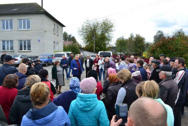 У Заболотті відбувся стихійний мітинг проти закриття лікарні: «Не дамо забрати нашу больніцу» (Фото, відео)