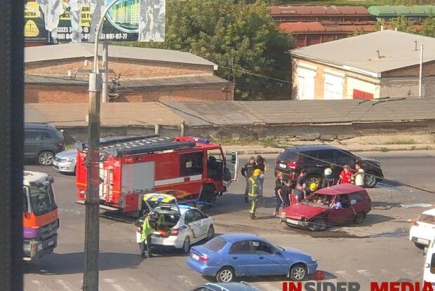 У Луцьку сталася страшна ДТП: людей з понівеченого авто дістають рятувальники (Фото, відео)