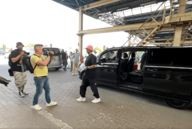 «Рожева панамка на кордоні»: прикордонники зустріли Kalush Orchestra в Україні (Відео) 