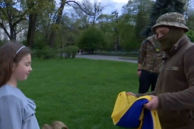 Неодноразово рятувала йому життя: подарунок від школярки став для бійця справжнім оберегом