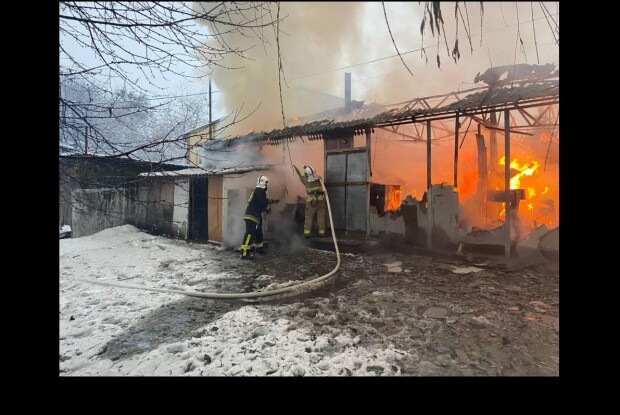 У Рівному горів великий склад: вогнем знищено 200 м² покриття та перекриття приміщення