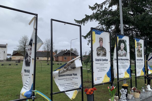 Вітер наробив шкоди на Алеї Героїв у Шацьку