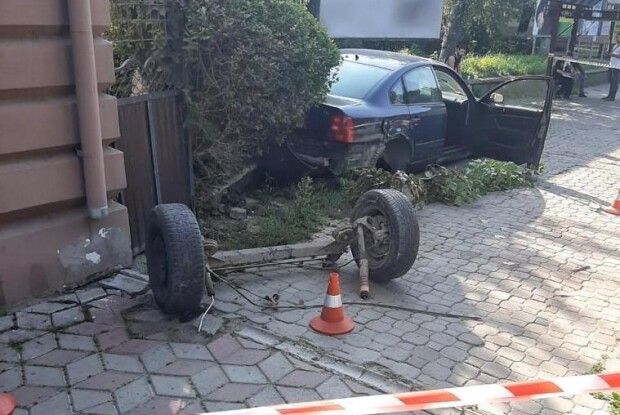 Жінці на зупинці відірвало гомілку
