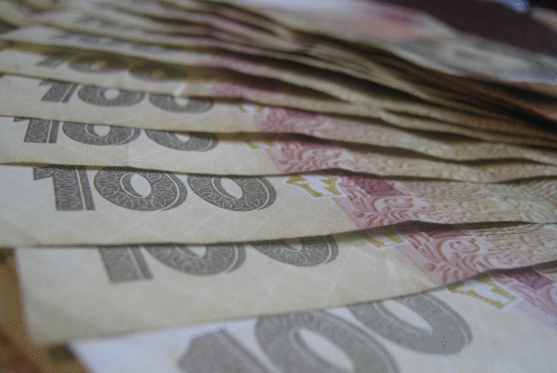 Національна валюта зміцнилася до позначки 27 гривень за долар
