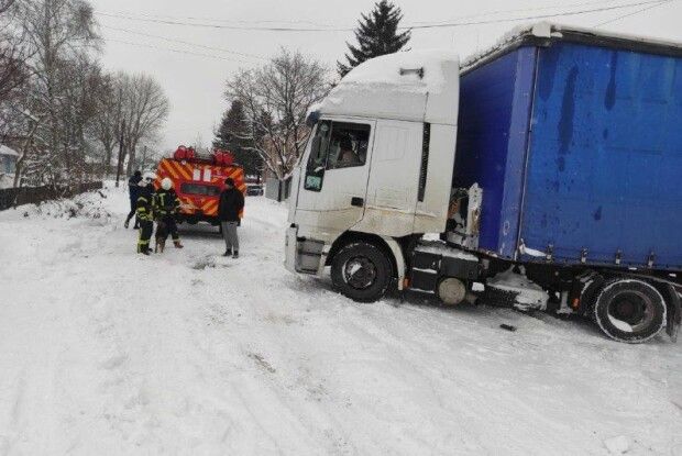 На Волині фахівці ДСНС допомогли відбуксирували вантажний автомобіль