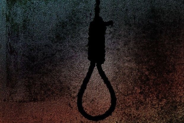 Знайшли у петлі біля хати: на Волині жінка наклала на себе руки