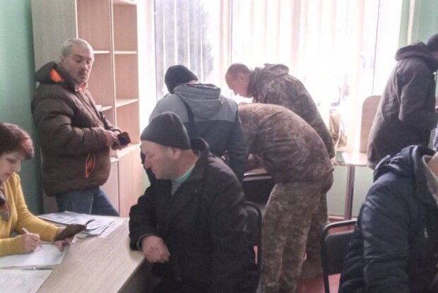 Десятки чоловіків - у черзі до Волинського терцентру: прагнуть приєднатися до лав ЗСУ (Фото)