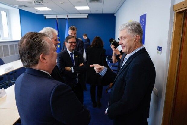 «Вражений відвертістю»: Порошенко зустрівся із послами Євросоюзу