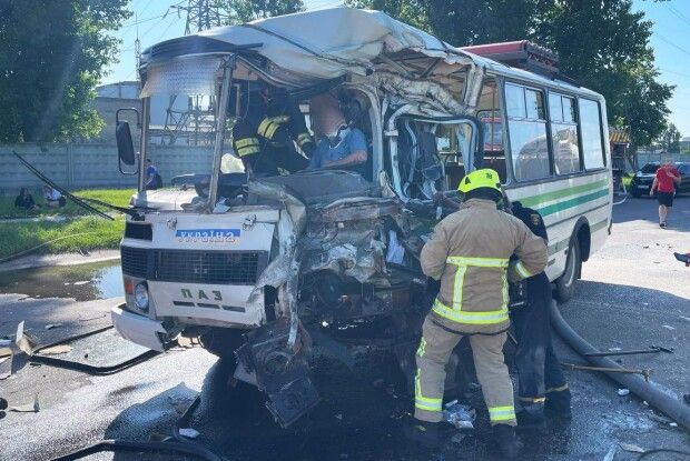 Влетів у цистерну: на Рівненщині в аварію потрапив автобус з людьми, серед травмованих - вагітна з дитиною