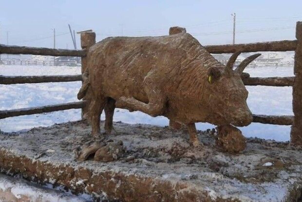 У Росії знову зліпили новорічну скульптуру з г**на (Відео)