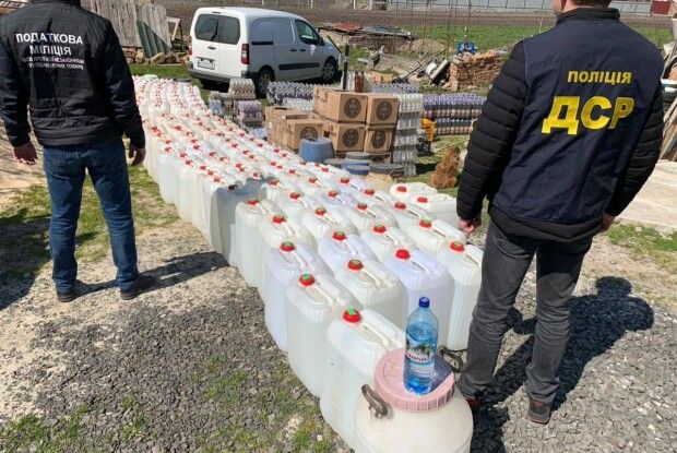 Під Луцьком чоловік розливав горілку в антисанітарних умовах (Фото)