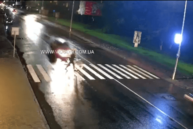 У Володимирі водій лекговика збив велосипедиста на переході (Відео)