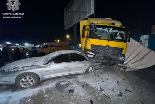 В обласному центрі Волині вантажівка знесла паркан і зачепила авто