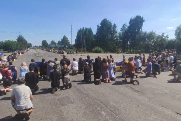 Дорогу встелили квітами: на Волині попрощалися з полеглим героєм Олегом Івановим