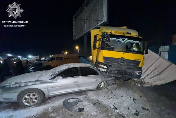 У Луцьку вантажівка влаштувала погром на вулиці