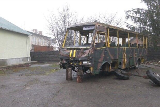 У Ківерцівському музеї невідомі розмалювали автобус, на якому волиняни брали участь у бойових діях (Відео)