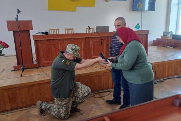 Нагорода сина – в руках у батьків: на Волині вручили «Комбатантський хрест» родині полеглого Героя