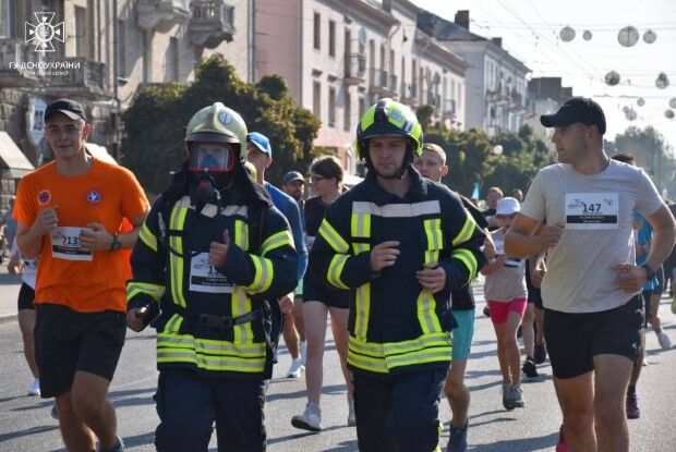 Щоб вшанувати пам'ять чоловіка-Героя з Волині, Анастасія Бокій приїхала з маленьким сином на забіг із Рівного до Луцька