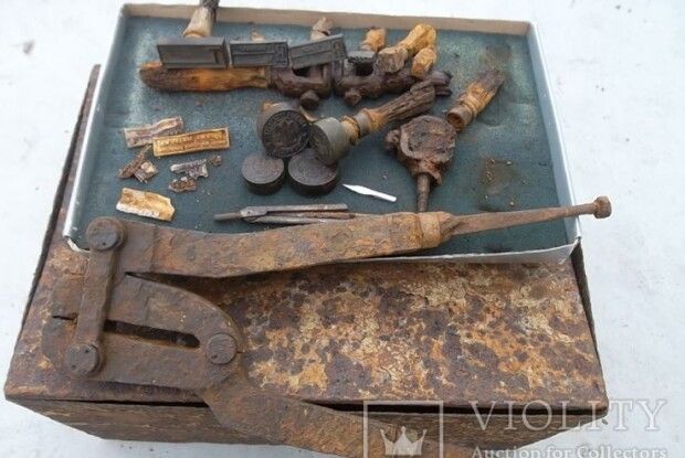 На Волині знайшли польський сейф з печатками