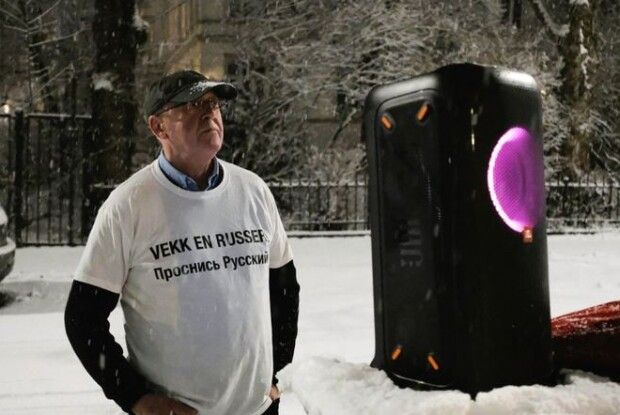 Спеціально будить звуками сирени: житель Норвегії чергує біля будинку російських дипломатів