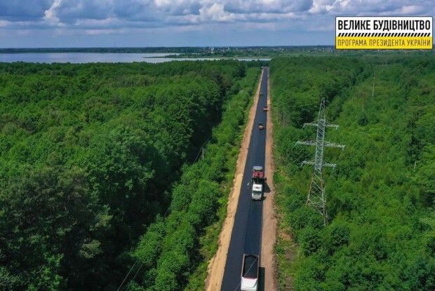 На Волині асфальтують дорогу вздовж одного з найбільших озер (Фото)
