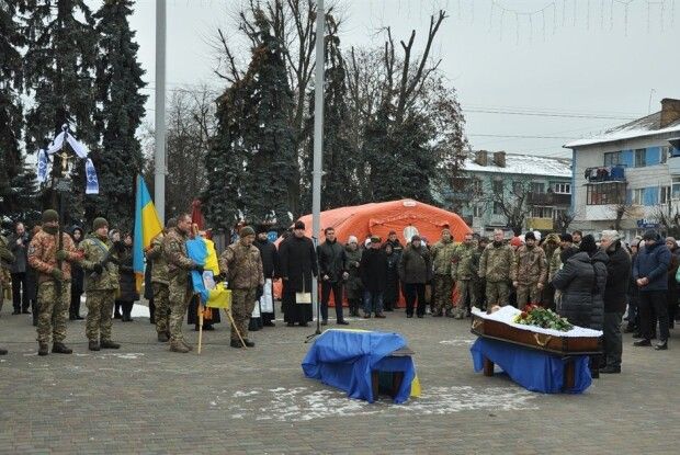 Схиляємо голови: Рівненщина провела в останню дорогу молодого воїна (Фото)