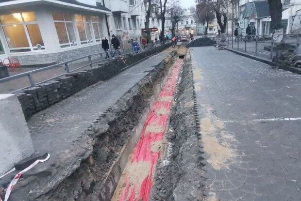 У Луцьку під час ремонту викопали унікальну трилінку: роботи припинили