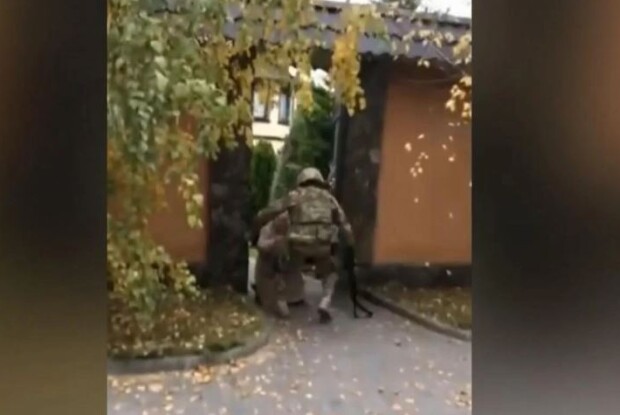 Боєць розповів про момент, коли рідна бабуся у Херсоні зустрічала його на колінах (Відео)