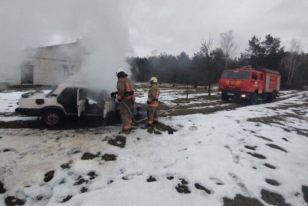 На Волині гасили палаючу автівку