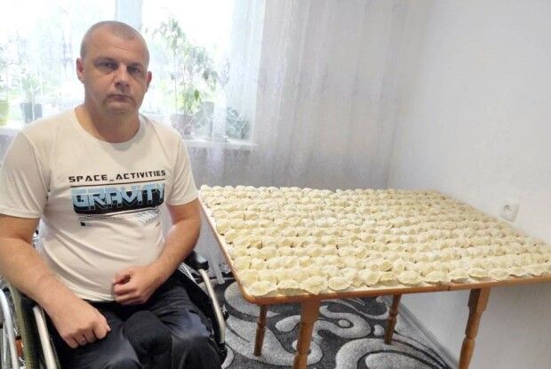 Прикутий до інвалідного візка чоловік щотижня ліпить тисячу вареників для фронту