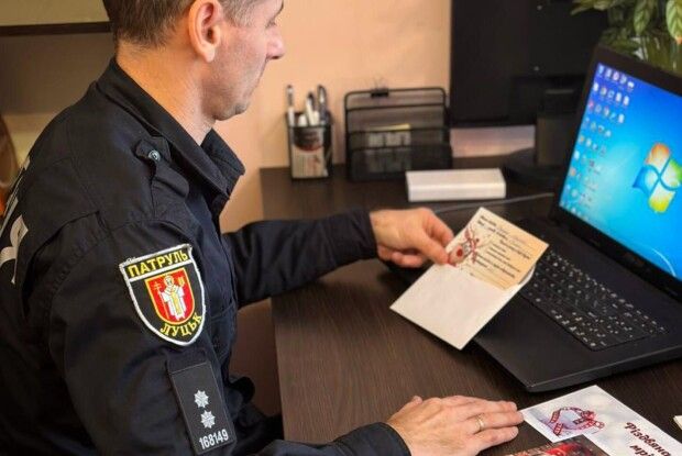 Ковельські патрульні втілять у життя різдвяні мрії трьох маленьких волинян