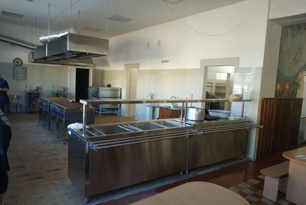 Показали відремонтовану за майже півмільйона гривень їдальню у волинській школі (Фото)