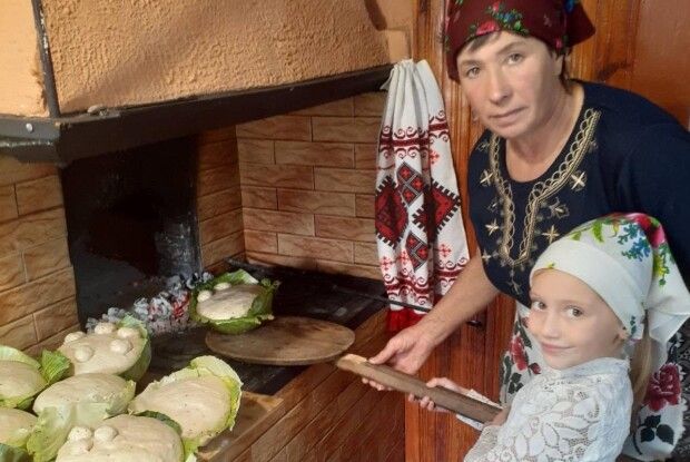 Господиня з Волині пече хліб за давнім рецептом предків на капустяному листі (Фото)
