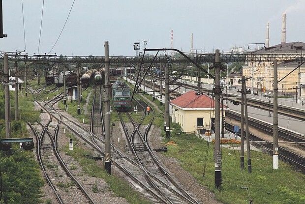 Чому зникає життя  по той бік колії?