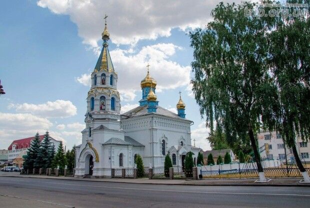 На Рівненщині дзвіниця храму блимає як новорічна ялинка (Відео)