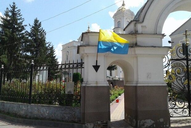 Біля Свято-Троїцького кафедрального собору в Луцьку вивісили догори дриґом синьо-жовтий прапор (фото)