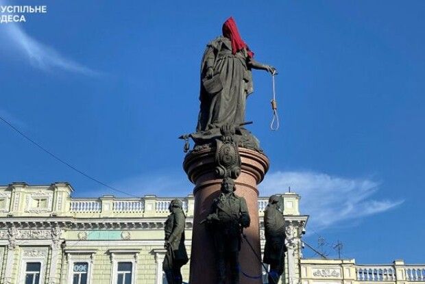 В Одесі катерині ІІ дали в руку петлю (Фото)