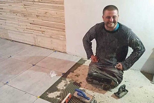 Віталій Матьовка без ніг таксував, вишивав і навіть майстерно будував...