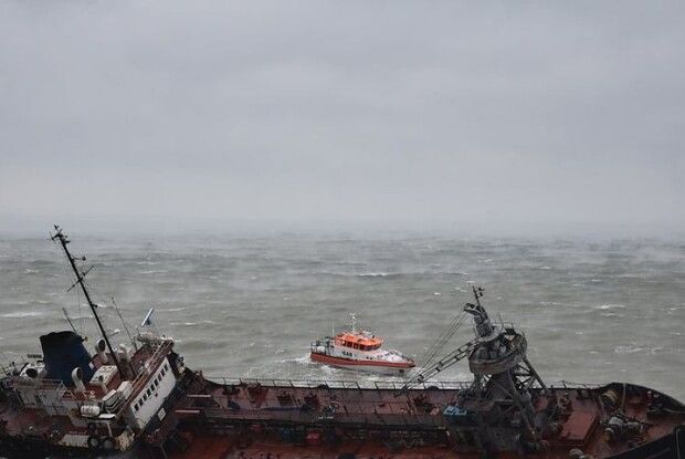 Аварія танкера поблизу Одеси: забруднення води перевищує норму у 53 рази