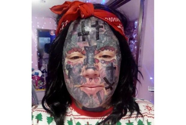 Жінка так себе спотворила, що їй заборонили ходити на роботу і до школи