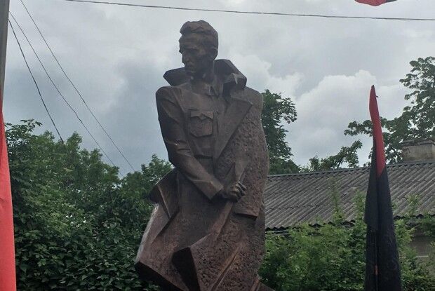 Послів Польщі та Ізраїлю обурило відкриття в Івано-Франківську пам’ятника Шухевичу