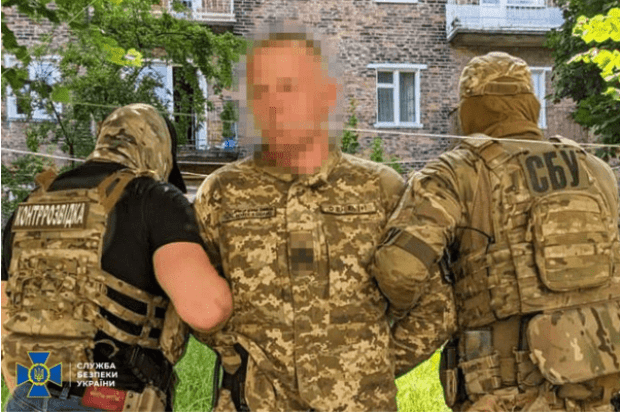 «Злив» секретну інформацію росіянам: прикордонника-зрадника кинули за ґрати на 15 років