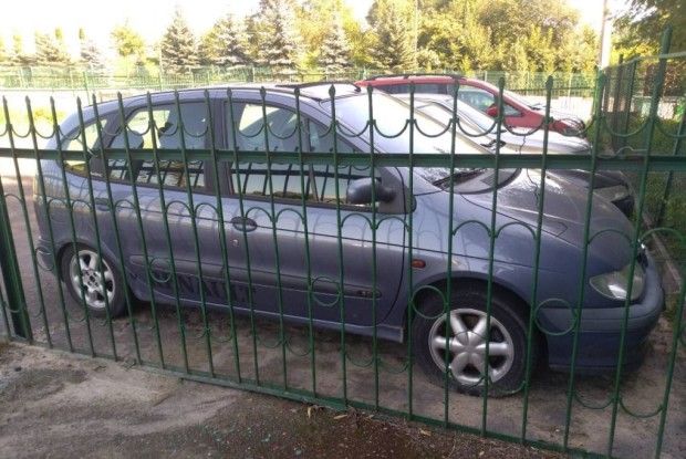 У пункті пропуску Устилуг митники вилучили у громадянина автомобіль з підробленими документами