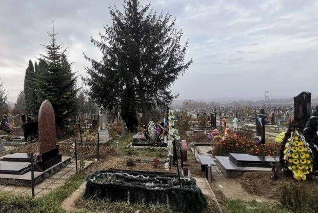 У березні з кладовищ Луцької громади вивезли десятки тонн сміття