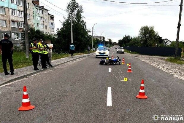 У місті на Поліссі маленький хлопчик вибіг на дорогу просто під колеса мотоцикла (Фото)