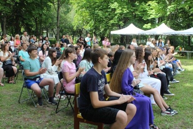 У Луцькій художній школі випустили понад 90 юних талантів