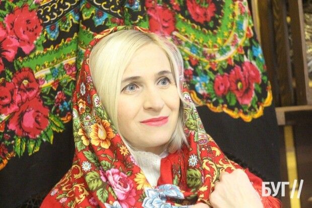 А гарні ж які! У Володимирі до Дня хустки дівчата й жінки вбралися в хустки (Фото)