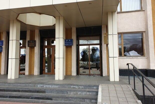 Волинянин побив вікна і двері міськради, бо не подобається влада