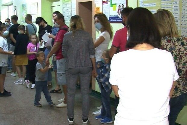 «По 200 пацієнтів на одного лікаря». У Луцьку довжелезні черги у дитячій поліклініці